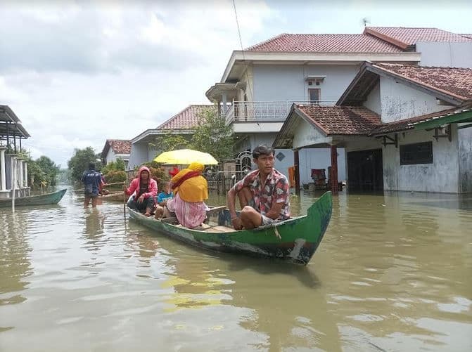 Banjir Pati Capai 1 Meter, Warga Naik Perahu buat Cari Makan